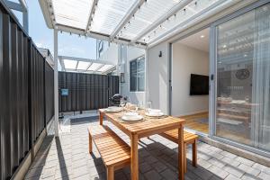 Chic Flinders Park Getaway