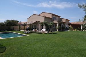 charming villa with heated pool, 14 people, located in aureille, near les baux de provence, in the alpilles