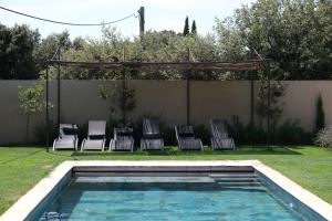 charming villa with heated pool, 14 people, located in aureille, near les baux de provence, in the alpilles