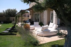 charming villa with heated pool, 14 people, located in aureille, near les baux de provence, in the alpilles