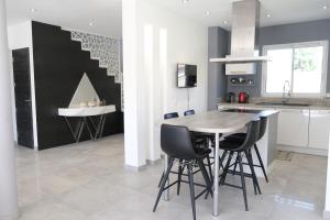 Villas charming villa with heated pool, 14 people, located in aureille, near les baux de provence, in the alpilles : photos des chambres