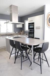 Villas charming villa with heated pool, 14 people, located in aureille, near les baux de provence, in the alpilles : photos des chambres