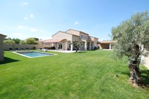 Villas charming villa with heated pool, 14 people, located in aureille, near les baux de provence, in the alpilles : photos des chambres