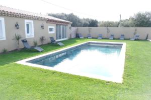 Villas charming villa with heated pool, 14 people, located in aureille, near les baux de provence, in the alpilles : photos des chambres