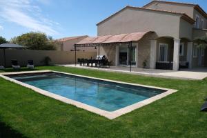 Villas charming villa with heated pool, 14 people, located in aureille, near les baux de provence, in the alpilles : photos des chambres