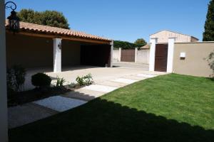 Villas charming villa with heated pool, 14 people, located in aureille, near les baux de provence, in the alpilles : Villa avec Piscine Privée