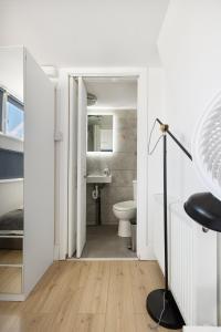 Modern flat & balcony in historic West Kensington