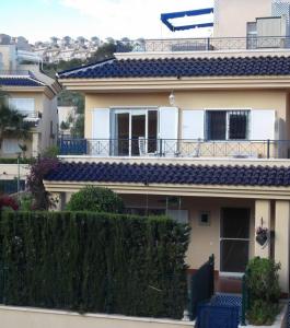 Casa con terraza y piscina R14 by Novadesta