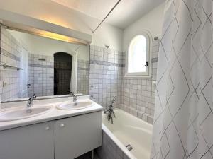 Villas L-Oulivo, Villa pour 10 personnes avec piscine privee dans le Domaine de Valcros a La Londe-les-Maures : photos des chambres