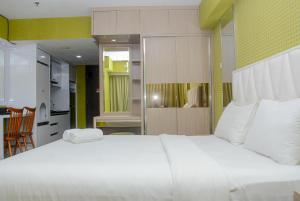 Fully Furnished with Comfortable Design Studio Apartment H Residence By Travelio