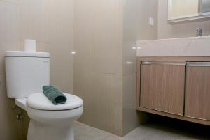 Fully Furnished with Comfortable Design Studio Apartment H Residence By Travelio