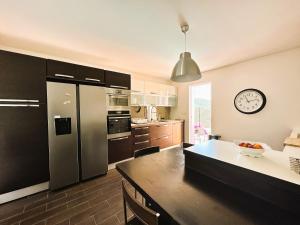 Villas Villa CORAIL privee et climatisee pour 10 personnes avec piscine et superbe vue mer et collines a La Londe-les-Maures : photos des chambres
