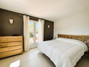 Villas Villa CORAIL privee et climatisee pour 10 personnes avec piscine et superbe vue mer et collines a La Londe-les-Maures : photos des chambres
