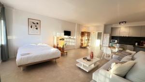 Estudio Frente al Canal con Terraza