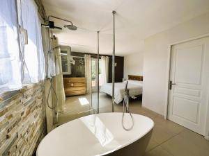 Villas Villa CORAIL privee et climatisee pour 10 personnes avec piscine et superbe vue mer et collines a La Londe-les-Maures : photos des chambres