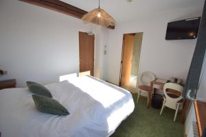 Hotels Hotel Les Chenets : photos des chambres