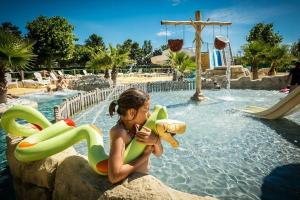 Campings Camping 4 etoiles - Parc aquatique - eeifae : photos des chambres