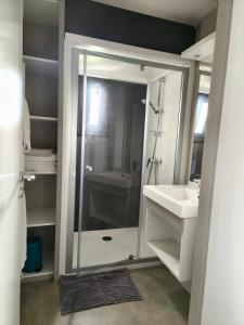 Chalets Chalet 3 chambres dans un domaine prive avec piscine chauffee et city park : photos des chambres