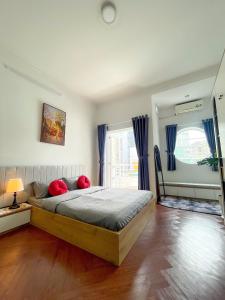 Cozy A Little Hanoi Studio - Steps to Nguyen Hue Walking Street