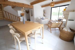 Villas charming house with private pool in lagnes, near isle sur la sorgue, in the luberon, in Provence, for 8 people : photos des chambres