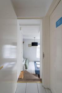 Studio Flat in Victorian West Kensington Mansion with balcony