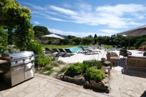 Villas provencal house with heated pool, view of the luberon in robion - accommodates 12 people. : photos des chambres