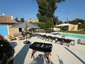 Villas provencal house with heated pool, view of the luberon in robion - accommodates 12 people. : photos des chambres