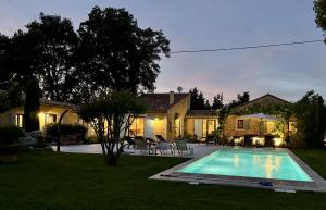 Villas provencal house with heated pool, view of the luberon in robion - accommodates 12 people. : photos des chambres