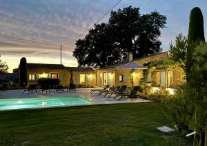 Villas provencal house with heated pool, view of the luberon in robion - accommodates 12 people. : photos des chambres