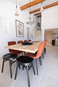 Villas provencal house with heated pool, view of the luberon in robion - accommodates 12 people. : photos des chambres