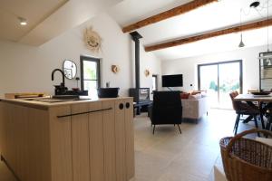 Villas provencal house with heated pool, view of the luberon in robion - accommodates 12 people. : photos des chambres