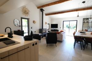Villas provencal house with heated pool, view of the luberon in robion - accommodates 12 people. : photos des chambres