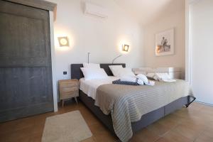 Villas provencal house with heated pool, view of the luberon in robion - accommodates 12 people. : photos des chambres