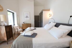 Villas provencal house with heated pool, view of the luberon in robion - accommodates 12 people. : photos des chambres