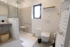 Villas provencal house with heated pool, view of the luberon in robion - accommodates 12 people. : photos des chambres