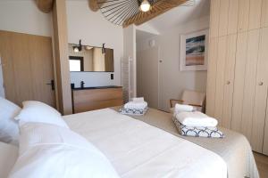 Villas provencal house with heated pool, view of the luberon in robion - accommodates 12 people. : photos des chambres