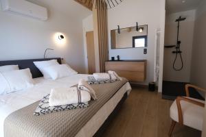 Villas provencal house with heated pool, view of the luberon in robion - accommodates 12 people. : photos des chambres