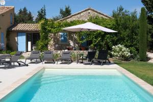 Villas provencal house with heated pool, view of the luberon in robion - accommodates 12 people. : photos des chambres