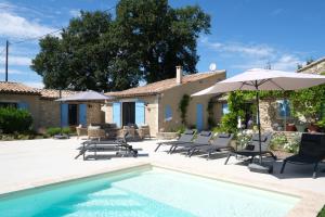 Villas provencal house with heated pool, view of the luberon in robion - accommodates 12 people. : photos des chambres