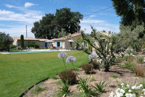 Villas provencal house with heated pool, view of the luberon in robion - accommodates 12 people. : photos des chambres