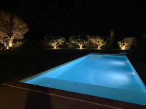Villas provencal house with heated pool, view of the luberon in robion - accommodates 12 people. : photos des chambres