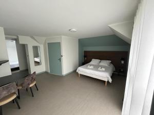 Hotels Hotel La Pierre Bleue : photos des chambres