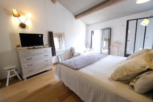 Villas charming provencal house with private pool for 4 people in cheval blanc, luberon. : photos des chambres