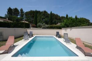 very pleasant villa with private swimming pool, in a residential area near the center of saint-rémy-de-provence - 8 people