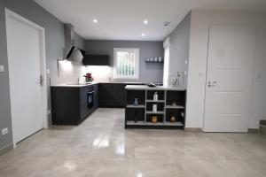 very pleasant villa with private swimming pool, in a residential area near the center of saint-rémy-de-provence - 8 people