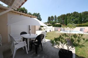 very pleasant villa with private swimming pool, in a residential area near the center of saint-rémy-de-provence - 8 people