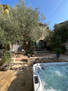 Maisons de vacances Ancienne Maison de Vigneron avec Jacuzzi - Uzes : photos des chambres