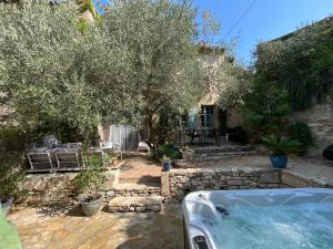 Maisons de vacances Ancienne Maison de Vigneron avec Jacuzzi - Uzes : photos des chambres