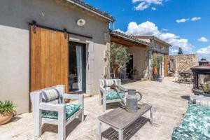 Villas magnificent individual villa with heated swimming pool, in aureille, in the alpilles - 10 persons : photos des chambres