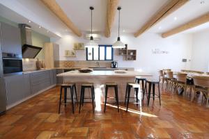 Villas magnificent individual villa with heated swimming pool, in aureille, in the alpilles - 10 persons : photos des chambres